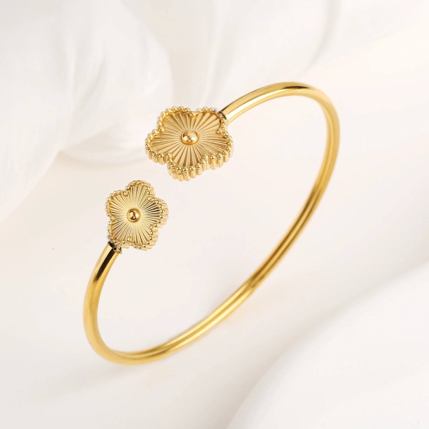 Gold-Plated Stainless Steel Five-Leaf Flower Open Bangle Luxury For Woman Girl Party Lucky Jewelry Accessories Daily Wear Clover