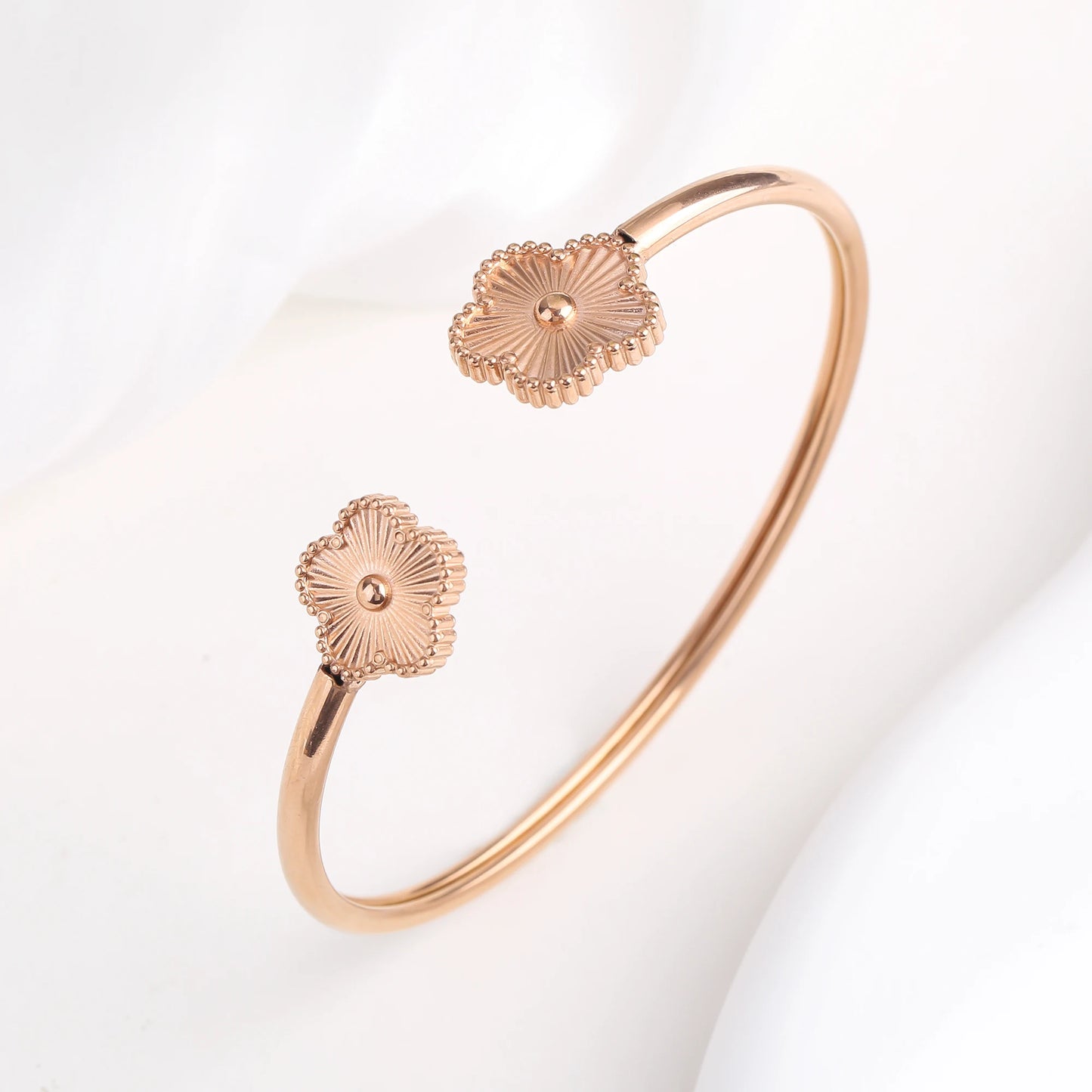 Gold-Plated Stainless Steel Five-Leaf Flower Open Bangle Luxury For Woman Girl Party Lucky Jewelry Accessories Daily Wear Clover