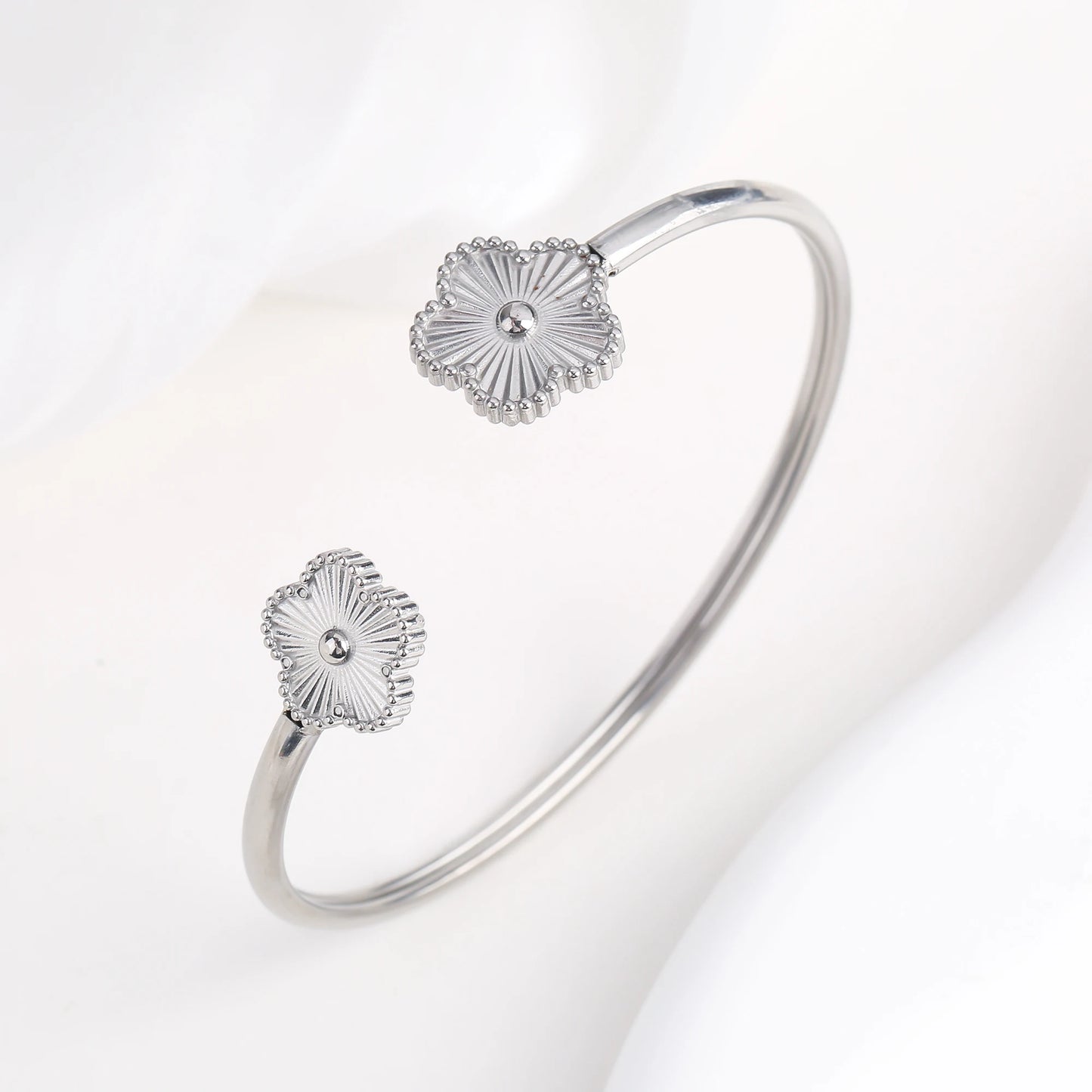 Gold-Plated Stainless Steel Five-Leaf Flower Open Bangle Luxury For Woman Girl Party Lucky Jewelry Accessories Daily Wear Clover