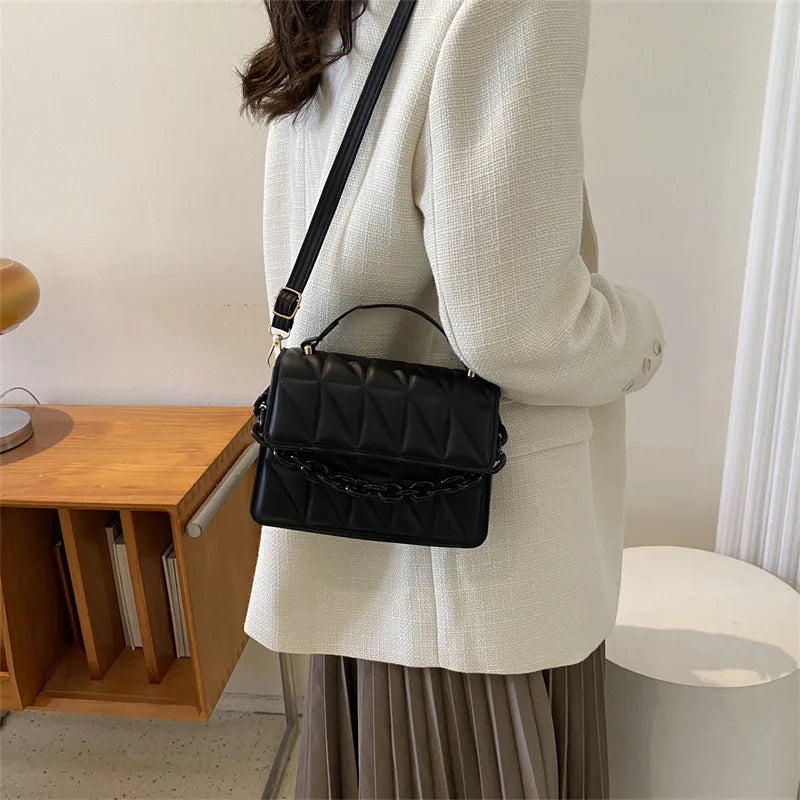 Chic Quilted Diamond Chain Crossbody Bag for Women - Elegant Purse with Golden-Tone Hardware, Black, Retro Style